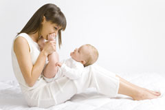 Mama con su bebé disfrutando del masaje infantil